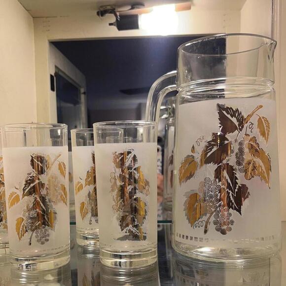 MCM Gold Leaf Glass Pitcher and Four Glasses‎ - Picture 5 of 9